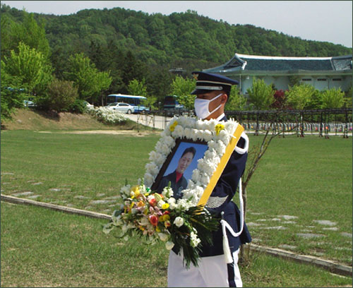 국립 대전현충원 장교묘원에 도착한 고 김도현 소령의 영정이 들어오고 있다. 